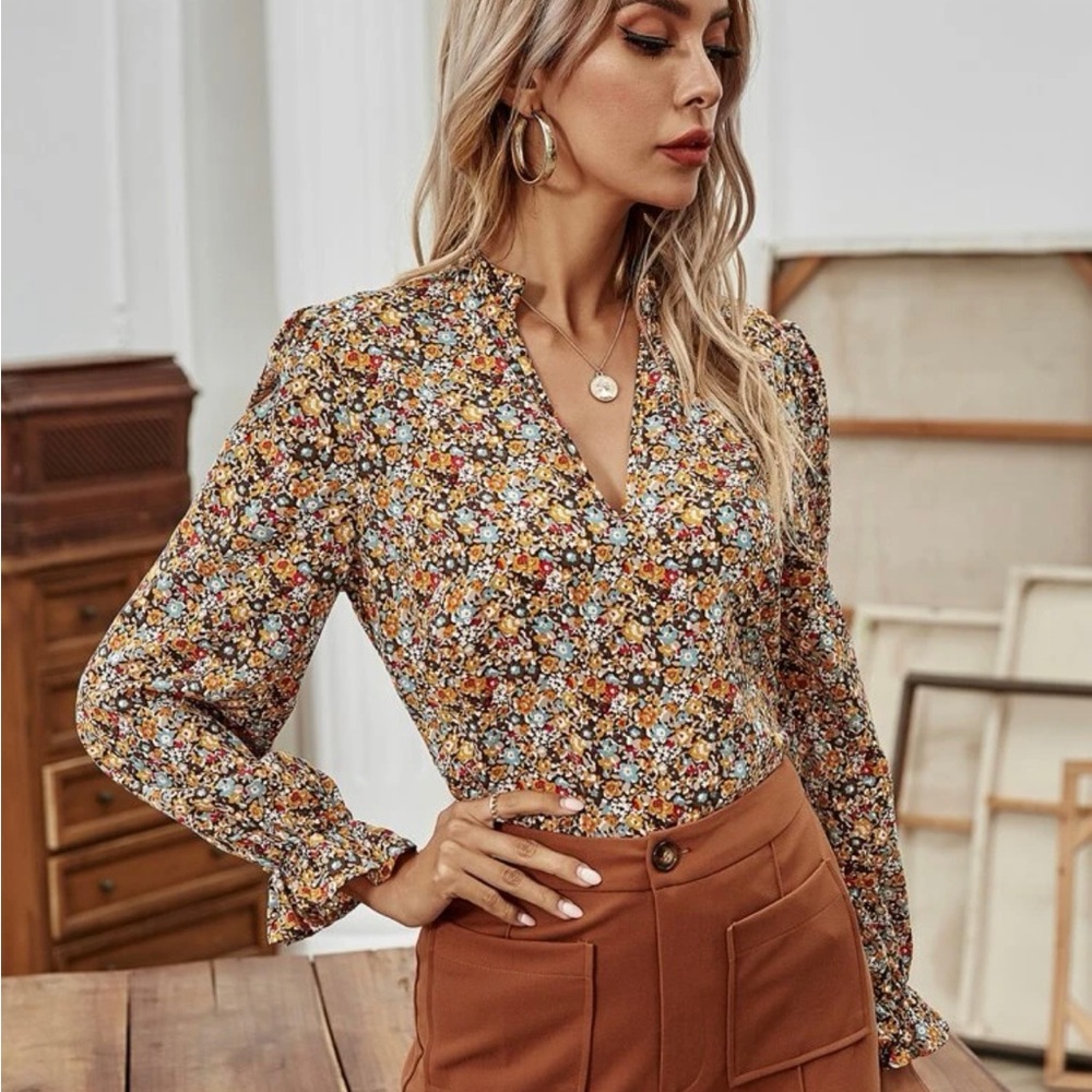 SHEIN French Ditsy floral notched neck flounce sleeve